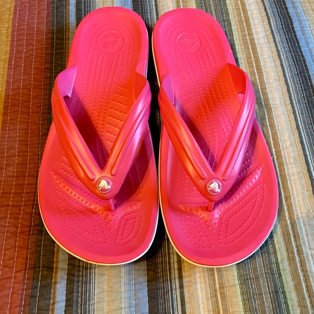 Crocs pink flip flops Women’s size 11– Men’s size 9